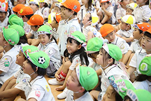 6月生まれの誕生会　大道芸ショー　全園児　NO.2
