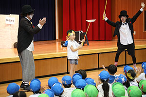 6月生まれの誕生会　大道芸ショー　全園児　NO.2