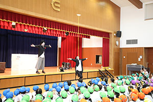 6月生まれの誕生会　大道芸ショー　全園児　NO.2