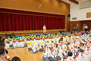 6月生まれの誕生会　大道芸ショー　全園児　NO.1
