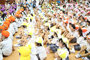 6月生まれの誕生会　大道芸ショー　全園児　NO.1