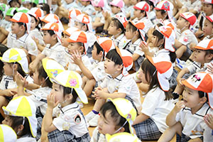 6月生まれの誕生会　大道芸ショー　全園児　NO.1