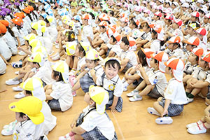 6月生まれの誕生会　大道芸ショー　全園児　NO.1