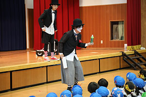 6月生まれの誕生会　大道芸ショー　全園児　NO.1