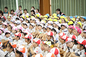 6月生まれの誕生会　大道芸ショー　全園児　NO.1
