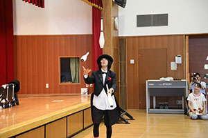 6月生まれの誕生会　大道芸ショー　全園児　NO.1