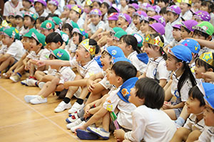 6月生まれの誕生会　大道芸ショー　全園児　NO.1