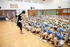 6月生まれの誕生会　大道芸ショー　全園児　NO.1