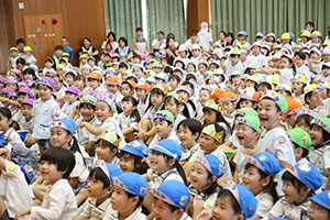 6月生まれの誕生会　大道芸ショー　全園児　NO.1