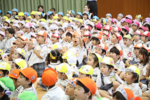 6月生まれの誕生会　大道芸ショー　全園児　NO.1