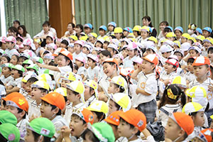 6月生まれの誕生会　大道芸ショー　全園児　NO.1