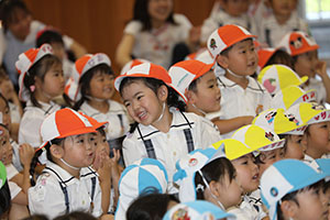 6月生まれの誕生会　大道芸ショー　全園児　NO.1