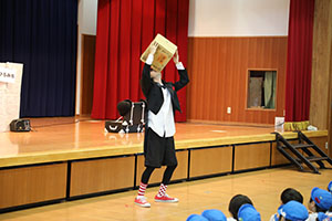 6月生まれの誕生会　大道芸ショー　全園児　NO.1