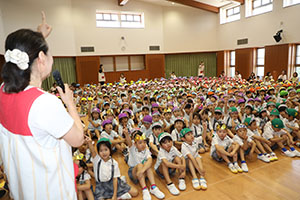 6月生まれの誕生会　大道芸ショー　全園児　NO.1