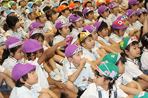 6月生まれの誕生会　大道芸ショー　全園児　NO.1