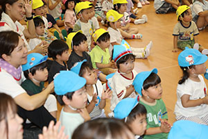 6月生まれの誕生会　大道芸ショー　全園児　NO.1