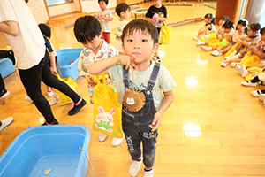 エンゼル七夕まつり　ヨーヨーすくい　年長・ぺんぎん
