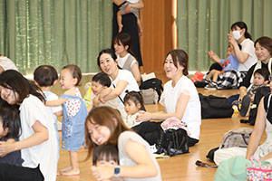 リトルエンゼル 「1歳児の親子の集い」が開かれました　