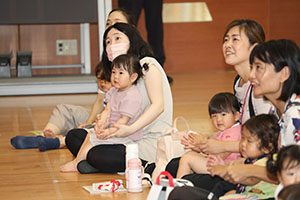 リトルエンゼル 「1歳児の親子の集い」が開かれました　