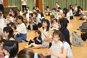 リトルエンゼル 「1歳児の親子の集い」が開かれました　
