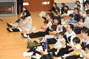 リトルエンゼル 「1歳児の親子の集い」が開かれました　
