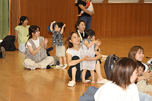 リトルエンゼル 「1歳児の親子の集い」が開かれました　