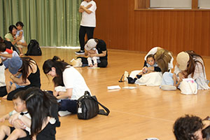 リトルエンゼル 「1歳児の親子の集い」が開かれました　
