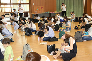 リトルエンゼル 「1歳児の親子の集い」が開かれました　