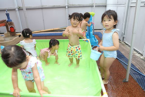プール　楽しかったね　あひる・ぺんぎん