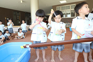 カラフル流しそうめん　楽しかったね！　きりん・りす