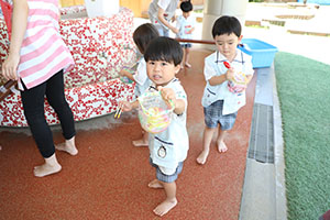 カラフル流しそうめん　楽しかったね！　きりん・りす