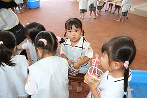 カラフル流しそうめん　楽しかったね！　きりん・りす