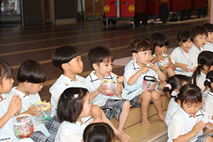 カラフル流しそうめん　楽しかったね！　きりん・りす
