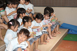 カラフル流しそうめん　楽しかったね！　きりん・りす