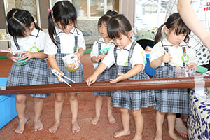 カラフル流しそうめん　楽しかったね！　うさぎ・ことり