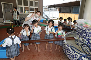 カラフル流しそうめん　楽しかったね！　うさぎ・ことり