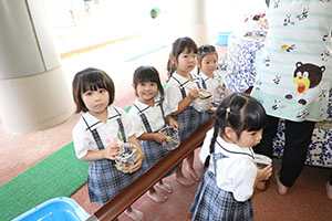 カラフル流しそうめん　楽しかったね！　うさぎ・ことり