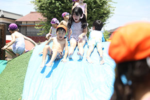 築山でウォータースライダー！！　C・E