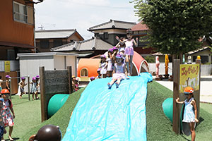 築山でウォータースライダー！！　C・E