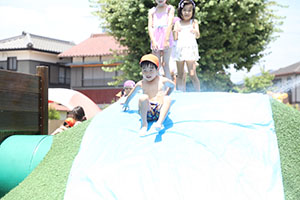 築山でウォータースライダー！！　C・E
