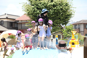 築山でウォータースライダー！！　C・E