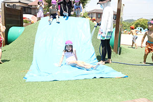 築山でウォータースライダー！！　C・E