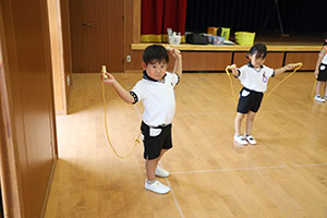 体操教室　ー縄跳びー　すみれ