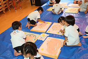 絵画教室　お父さんの絵を描きました　うさぎ・りす・ことり