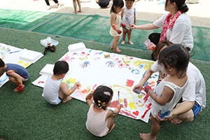 7月生まれのお誕生会　ーボディペインティングー　　2歳児クラス