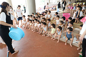 7月生まれのお誕生会　ーボディペインティングー　　2歳児クラス