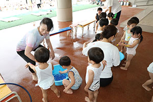 7月生まれのお誕生会　ーボディペインティングー　　2歳児クラス