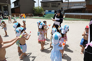 7月生まれのお誕生会　ー 水鉄砲 ー　年少組