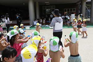 7月生まれのお誕生会　ー 水鉄砲 ー　年少組
