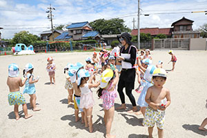 7月生まれのお誕生会　ー 水鉄砲 ー　年少組
